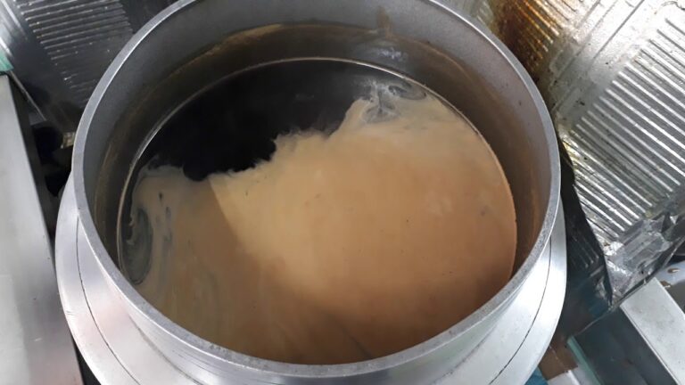 南房総　うなぎ新都のタレの作り方　アクをとる