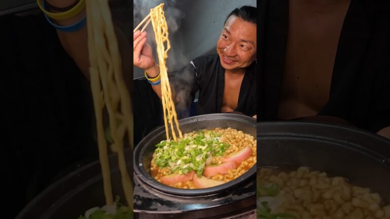 【Truck Cooking】Eating Miso Stewed Udon Noodles, a gift from my daughter !【asmr】#shorts