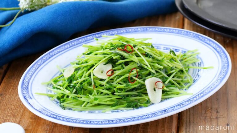 【豆苗炒め】豆苗1つで完成！パパッと炒めるだけで絶品！シャキシャキ食感が楽しい♪｜macaroni（マカロニ）