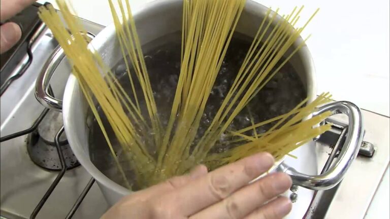 キャベツとベーコンきのこのパスタ