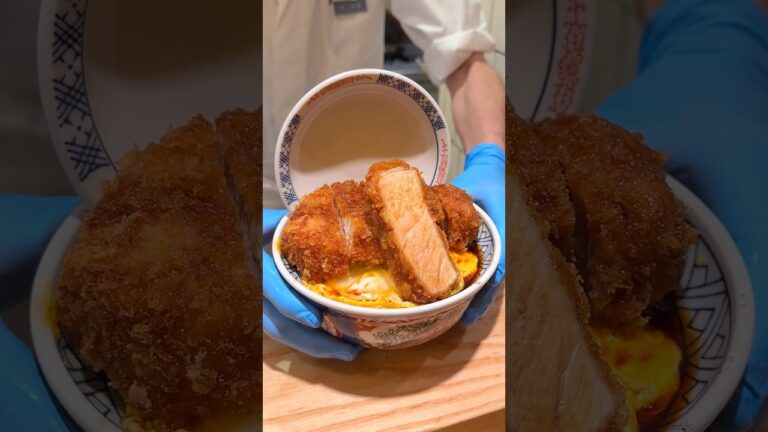 蓋が閉まらない極厚カツ丼！肉の旨みと甘いタレのハーモニーがたまらない【とんかつ一:新宿（期間限定）】