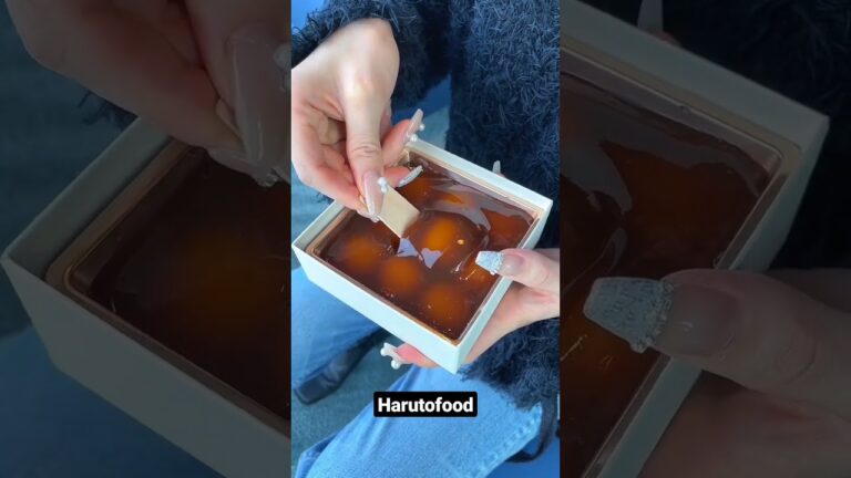 浅草にある白玉専門店のみたらし団子🍡丁寧に風呂敷に包んでくれるし、ずんだとか種類も色々あるから手土産にもぴったりだと思う！ 📍浅草「甘味みつや」 #浅草グルメ #東京グルメ #shorts #京都グル