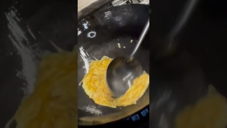 ショートムービー【今日の賄いはイカと玉子のオイスターソース炒め】Today's meal is stir-fried squid and egg with oyster sauce.