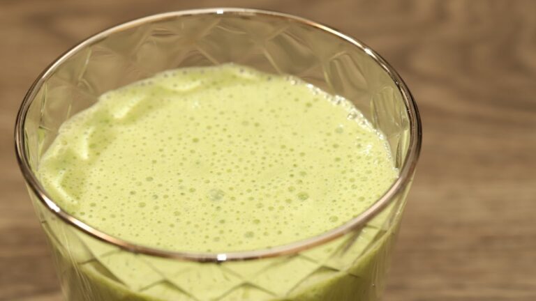 2分で簡単！ケールスムージーの作り方 | How to make kale smoothie