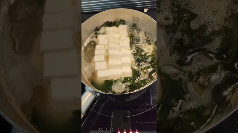 【ぴよこおばちゃん 】#豆腐とわかめのみそ汁 #food #japan #ぴよこおばちゃん