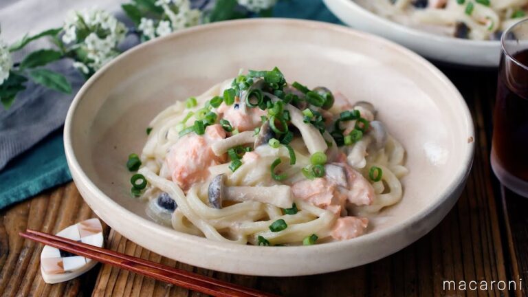 【鮭ときのこのクリームうどん】レンジで簡単！忙しい日のお助けレシピ♪｜macaroni（マカロニ）