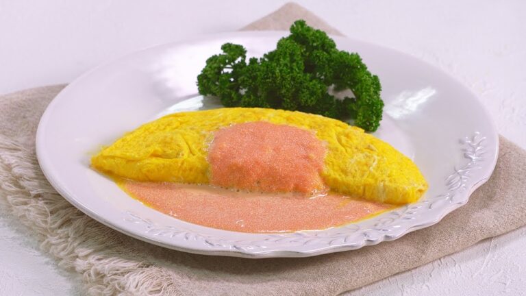 ふわふわとろーり！チーズオムレツの明太ソースがけ
