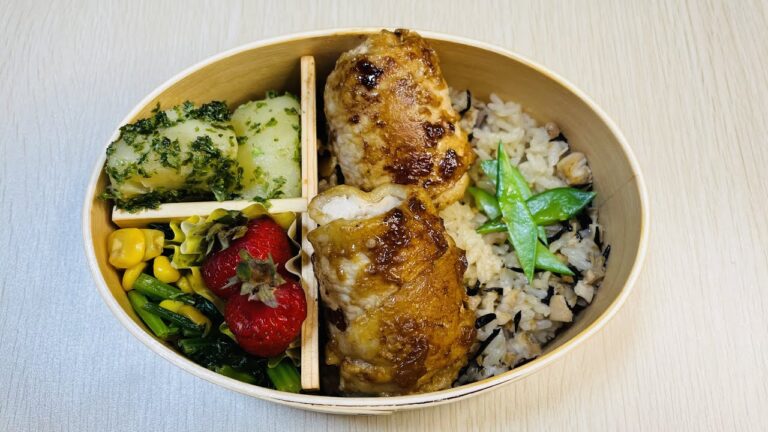 ひじきご飯、厚揚げの肉巻き、じゃがいもの青のりバター、ほうれん草とコーンのしらだし和え、いちご