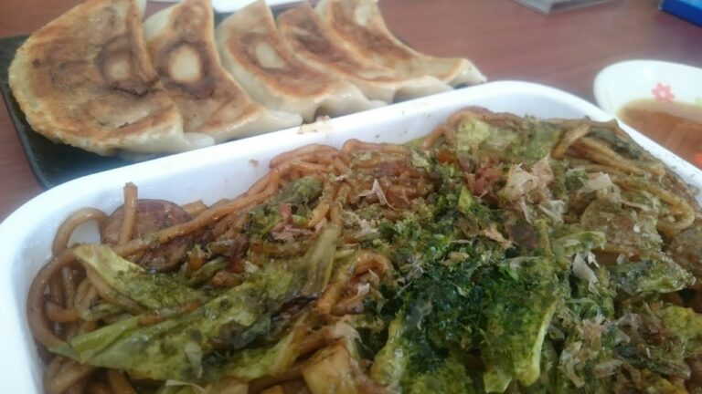 【おやじ弁当日記(18)】ペヤング✖マルちゃん大盛やきそばと珍来の焼き餃子を喰らう❗