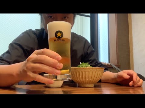 チキンと新玉ねぎのワイルドペッパーステーキ丼。付け合わせは生ビール。【Back in Pan】