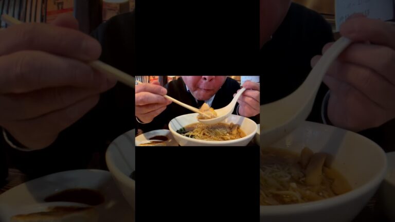 [ #Shorts ]美しいチャーシュー麺大盛りと餃子[咀嚼音 飯テロ 外食 動画]Ramenラーメン二郎インスパイアなお店でラーメンを食べるオヤジJapan