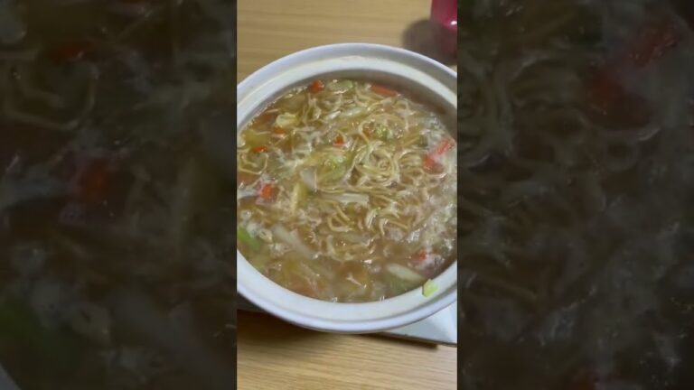晩ご飯【煮込みラーメン】鍋で温まるよ！