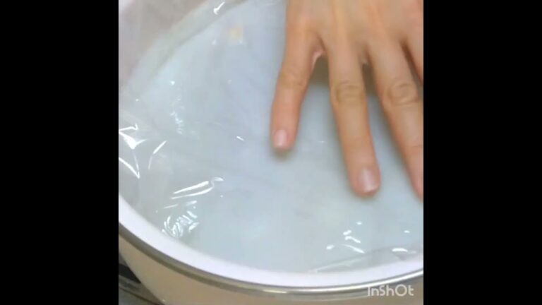 豚の角煮　番外編　下茹でしたスープが冷めて固まったラードを一気に取り除く瞬間が割と好きなので撮ってみました。最後ちょっと失敗（取りそこねた）