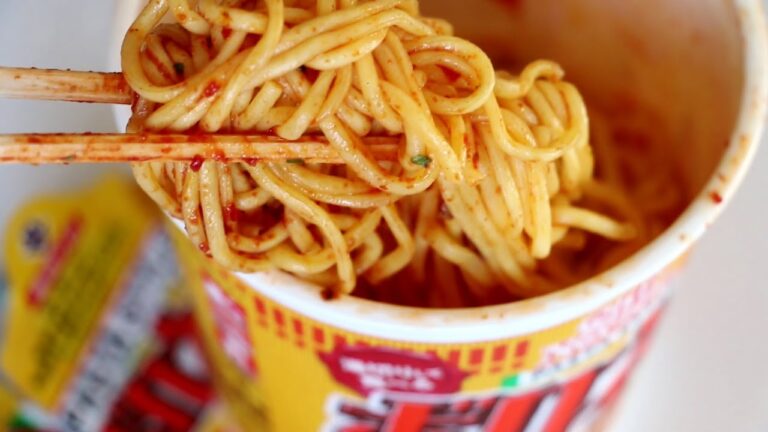 【日清】旨いのですけど！カップヌードル パスタスタイル ボロネーゼ・ボンゴレを食べる人。