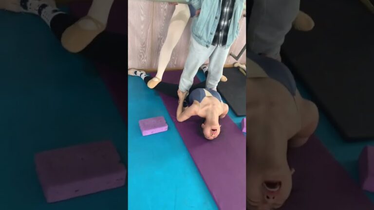 厳し過ぎる柔軟トレーニングに号泣