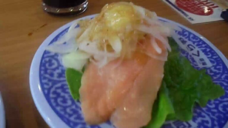 くら寿司　熟成スモークサーモンサラダ巻き