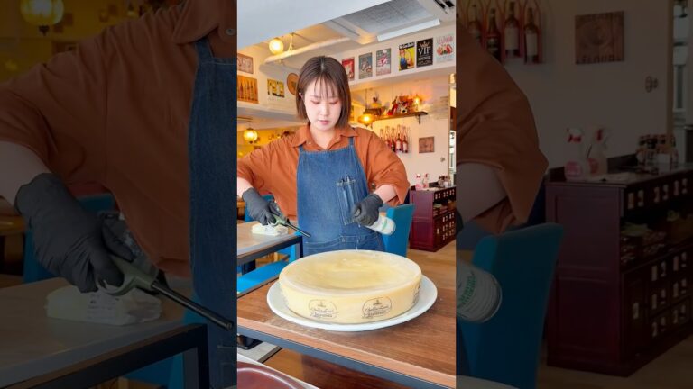 チーズたっぷり鉄板カルボナーラ(Carbonara on a hot plate with plenty of cheese)【30万再生でメニュー化！？】たっぷりチーズと熱々鉄板のコンビネーション！