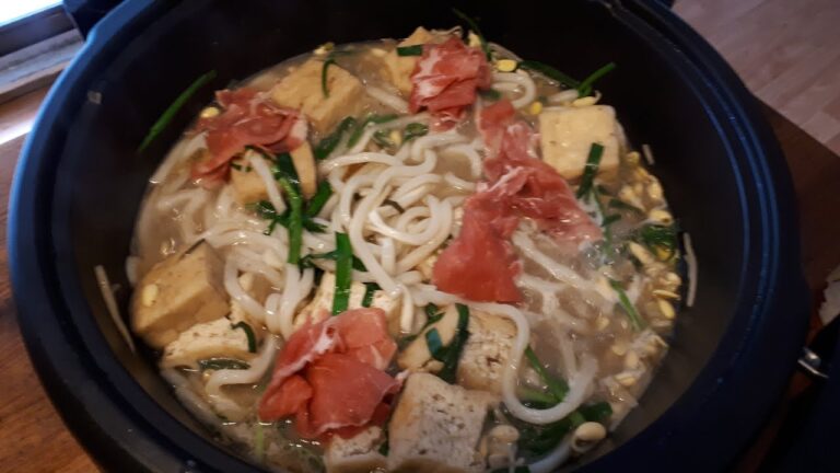 鍋した次の日の定番、残り鍋うどんと雑炊。失恋ソング聴きながらのりのりで豚汁作り カナダ生活ブイログ