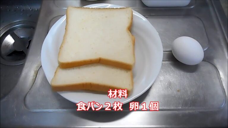 卵トーストを作る　食パンの真ん中をくり抜く