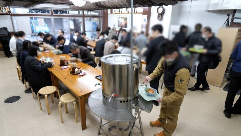 １日１０００人が来店早朝オープンのマンモスうどん店が凄すぎた。。