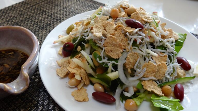 エゴマ油のダイエット＆健康サラダ(15品目)・フレークのパリパリが旨い！