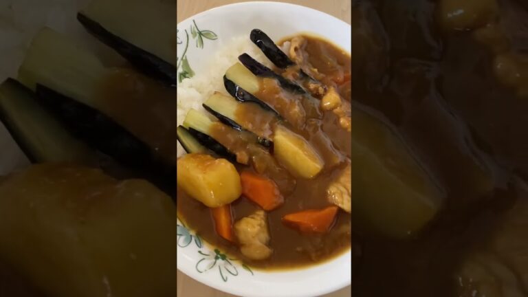 今日のお昼ごはんは揚げナスをトッピングしたカレーライス🍛　#秋茄子　#カレーライス