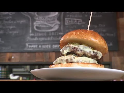 バンズも特注！肉汁あふれる“ダブルチーズバーガー” 商店街の食材生かした逸品【新潟・三条市】 (23/09/12 18:56)