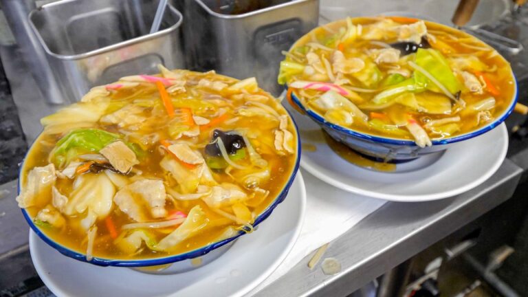 田舎にポツンと爆盛りラーメン食堂！常連が殺到するロードサイド山間食堂の1日に密着。