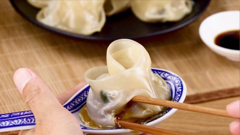 餃子の皮を3枚重ねてくるっと丸める。美しい家庭料理がフライパンで花開く。