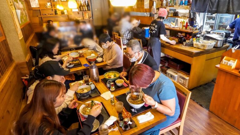 かつ丼！天ぷら！止まらない大量の注文をガンガン捌くボリューム満点うどん定食屋の半端ない昼営業。。。