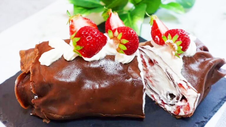 SUB)【クレープ】苺たっぷり!チョコクレープロールケーキの作り方♪Chocolate Crepe Roll Cake