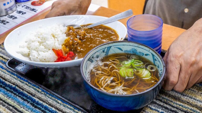 ２４時間営業立ち食い蕎麦屋の止まらない天ぷらラッシュ！働く男と常連で満席の蕎麦屋の１日。