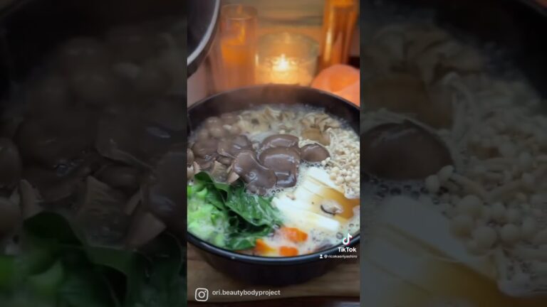 詳しくは👇秋を満喫🍁きのこ鍋🍄きのこの食感を楽しんで、お肉要らずの満足メニュー。きのこ🍄お好きな物てんこ盛り！鍋にすると量が減りつつ食感がたのしめるきのこはダイエットの強い味方！