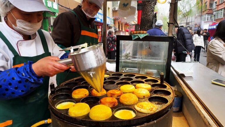 探索中國東北哈爾濱紅專早市 豐富的美食市場 酸甜口味的鍋包肉 剛出鍋的包子有17種口味，東北特色大飯包，巨大的油炸麻花外酥裡嫩 大肉塊的俄式紅腸 處處充滿東北煙火氣