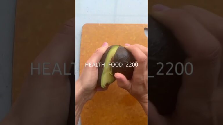 سلطة الدجاج مع الأفوكادو المشوي