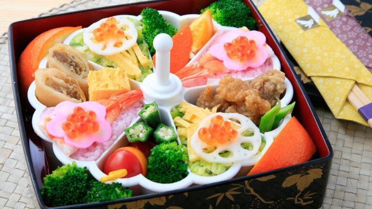 ちらし寿司のケーキのようなお花見・行楽弁当 Picnic lunch as a cake of sushi【簡単かわいいキャラ弁レシピ】