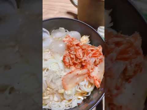 今日の晩ごはんはぶっかけそうめんにおかずですね。食べやすそうな食事であります。 #shorts