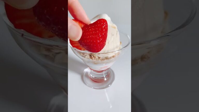 【おうちカフェ】いちごヨーグルトパフェ【簡単レシピ】#shorts