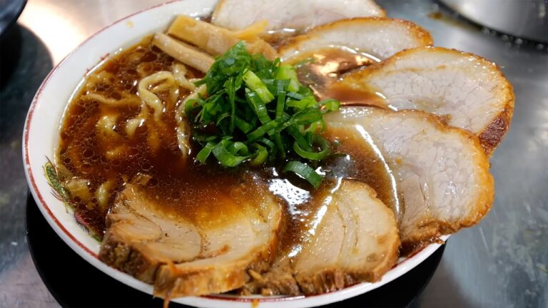 ワンオペ店主が１２席を１人で回す！手打ち麺のラーメンラッシュに密着 | Osaka Hand Made Ramen Food