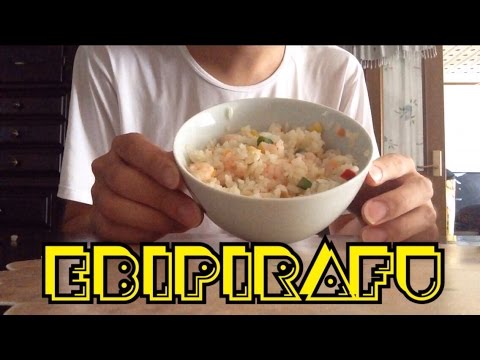【飯テロ】レンジで簡単！えびピラフを食べる少年。