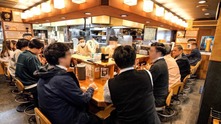 深夜0時大繁盛。働く男たちがカツカレーうどんを求めて１６席に殺到してしまう名古屋歓楽街のうどん屋がヤバい丨Japanese Udon Noodles