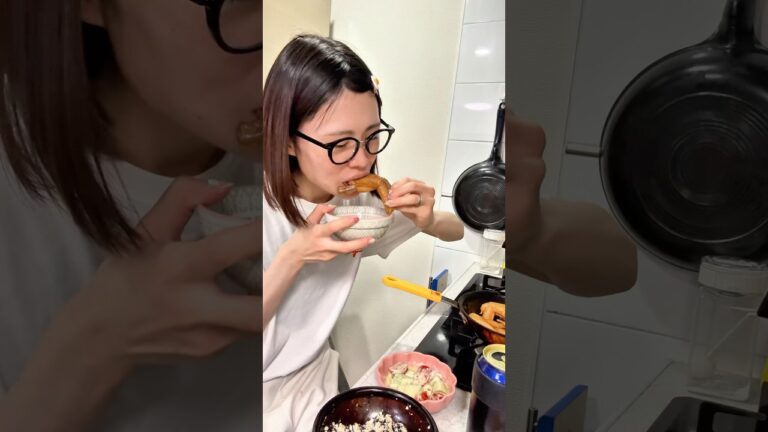 トロトロ手羽先にかぶりつく母　#shorts