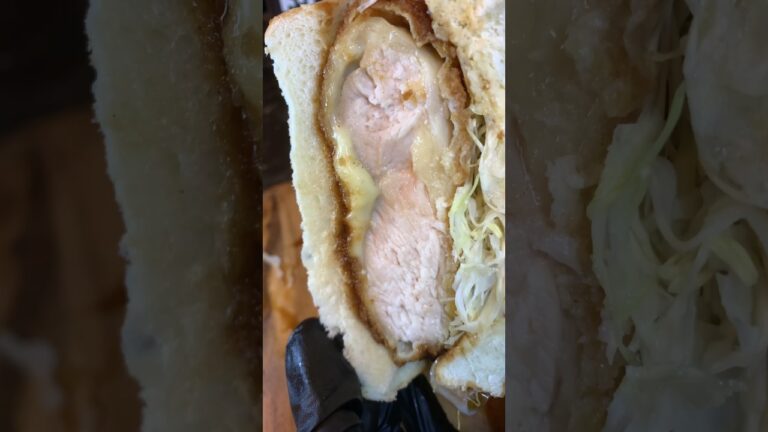 【飯テロ】夜中に目覚めチキンカツサンドを食う。