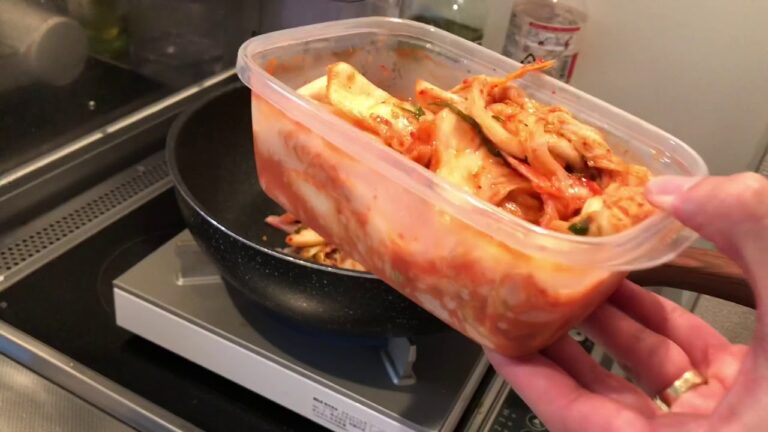 【日韓カップル】彼氏が作るキムチ炒め、남자친구가만들어준김치볶음、簡単韓国料理