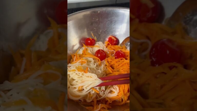 人参一本、ミニトマト、レモン汁、砂糖、ナンプラーとゆでるそうめん👍だけで美味しい人参サラダができる✌️