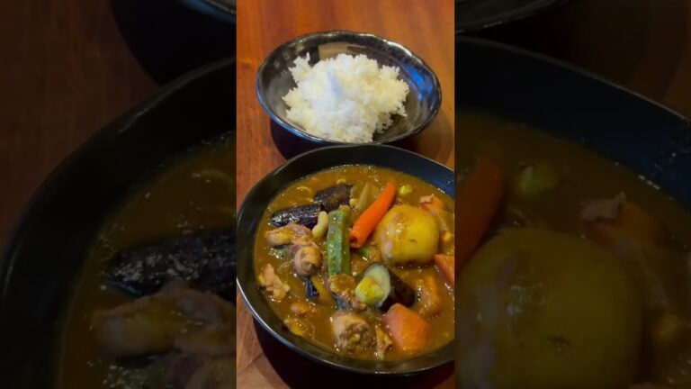 極楽よだれ酒場にてスパイシー夏野菜たっぷりポークカレー！豚肉、茄子、パプリカ、ズッキーニ、ブロッコリー、エリンギ、オクラ、人参、ジャガイモ、玉ねぎ！ジャスミンライス！今夜も是非お待ちしております！