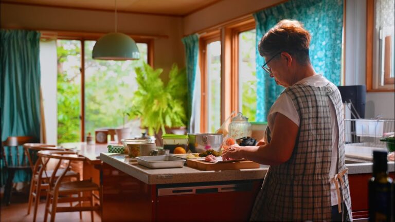 北海道の初夏の日常と、おいしい食卓｜92歳のおばあちゃんの庭散歩｜67歳の母の料理と庭しごと｜ヒレカツ, オムレツ, 冷やしラーメン, 切り干し大根, 炊き込みご飯, メロンの漬物