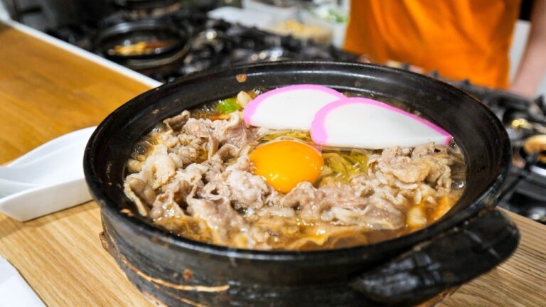 牛肉ドカ盛り味噌煮込みうどん！夜22時に開店し朝5時に閉店する深夜営業味噌煮込みうどん専門店に密着してみた丨Japanese Udon Noodles