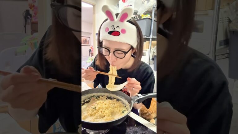 深夜に台所で食べるラーメンが1番旨い母　#shorts