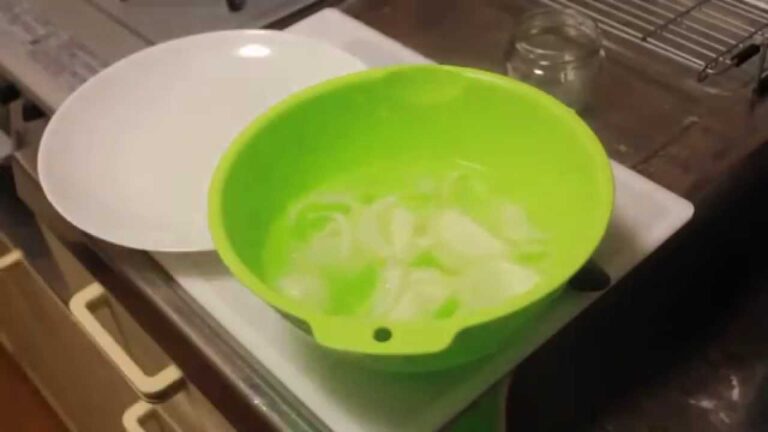 タマネギを水にさらす